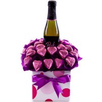 Чоколади во облик на срце и вино спакувани во украсна кутија