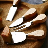 Сет со 4 ножеви за сирење