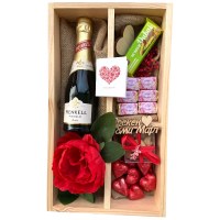 Кутија со пенливо вино „Среќен 8ми Март“