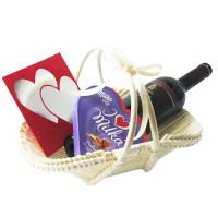 Винска корпа со црвено вино, чоколадни пралини и љубовна честитка