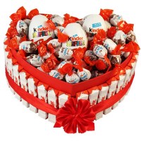 Киндер чоколади, Киндер чоколадни бонбони и Киндер јајца во корпа во облик на срце