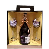 Комплет вино со две чаши и 20 чоколатца со пораки во украсна кутија