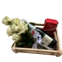 Корпа со рози и пенливо вино „Безусловна љубов“